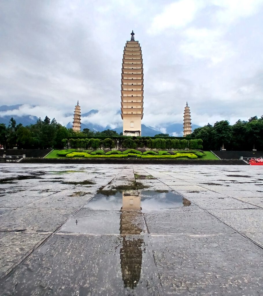 Tres Pagodas de Dali desde cerca, Antigua Ciudad de Dali, Yunnan