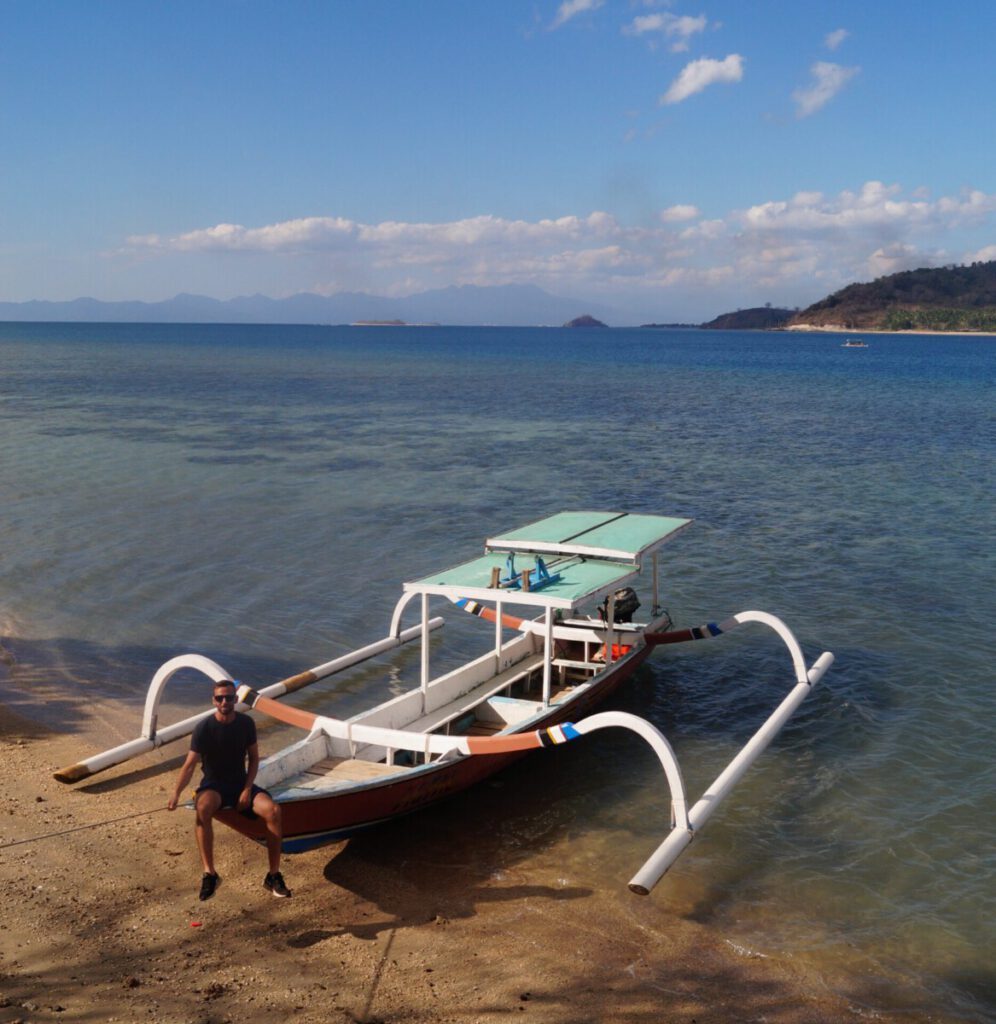 Barca Indonesia amarrada en Gili Gede