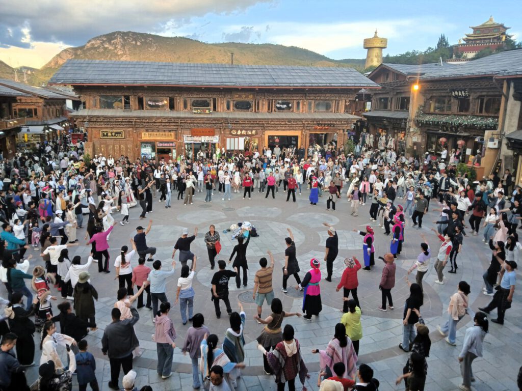 Bailes tradicionales de la minoría étnica en Shangrila, Yunnan.