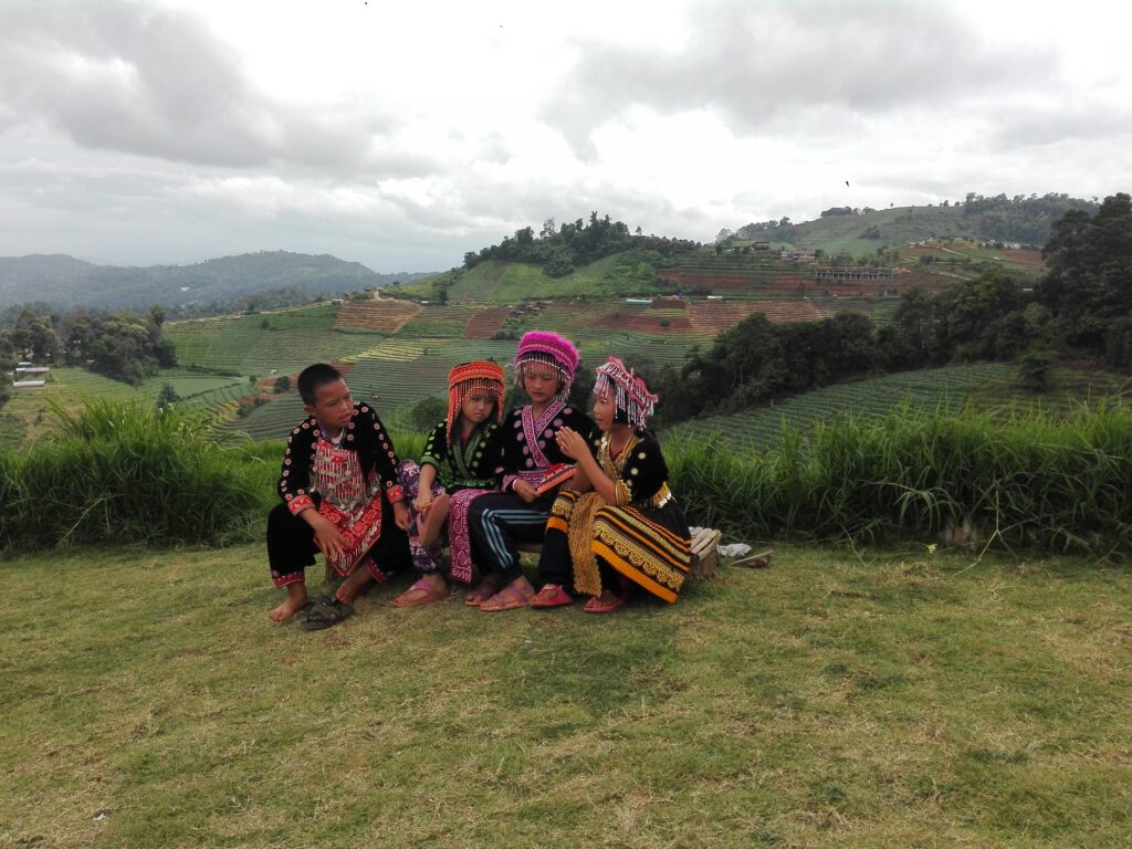 Niños, aldeas y montañas de Chiang Mai, Tailandia