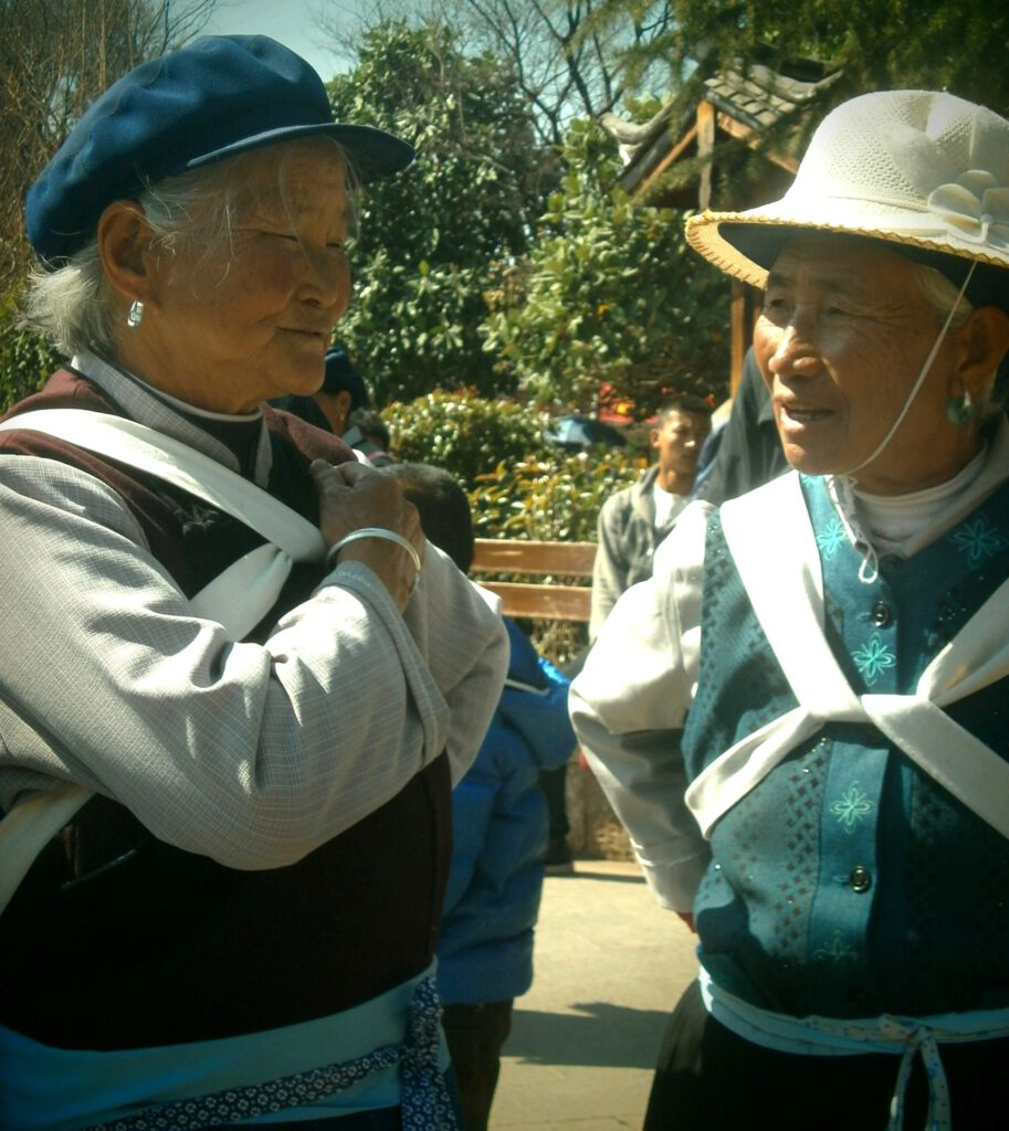 Mujeres Minoría Naxi de Lijiang con sus vestimentas tradicionales, Yunnan