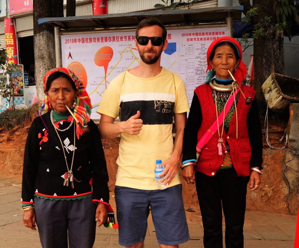 Yo en compañía de dos mujeres de Minoría Wa, Yunnan