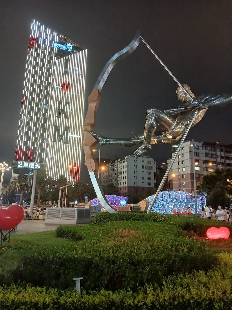 Escultura, Edificios y Alojamientos en Kunming, Yunnan