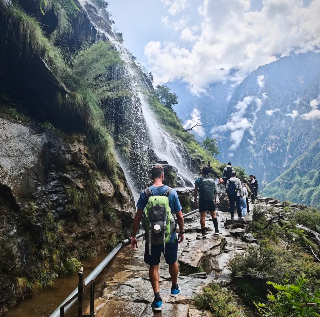 Viaje a Yunnan con trekking: itinerario de 11 días con chófer y guías locales 4 Viaje a Yunnan con Trekking - Garganta del Salto del Tigre