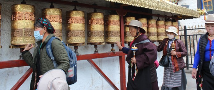 Viaje completo al Tíbet - Rueda de oración tibetana