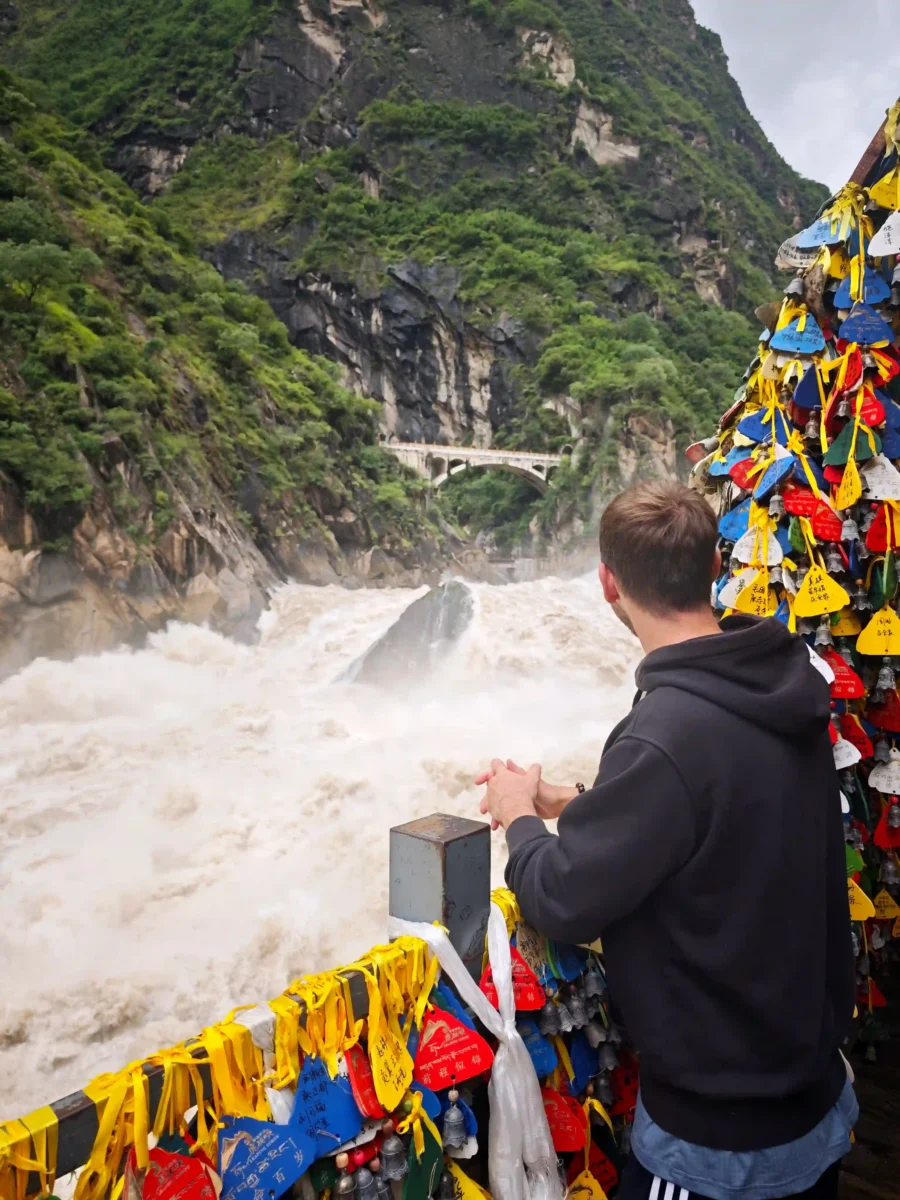 Yunnan y Tíbet: Gran viaje cultural en grupo de 14 días 2 Viaje de Yunnan al Tíbet - Garganta del Salto del Tigre